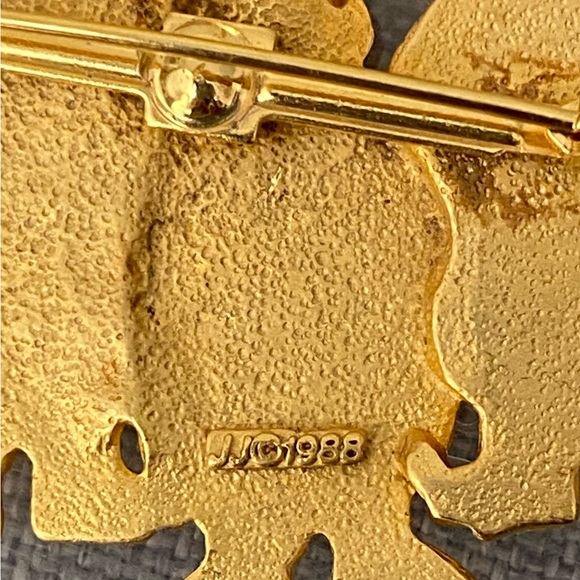 JJ COW pin. Gold tone. VG used condition. - Picture 6 of 6